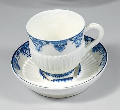 null Paris Tasse et sa soucoupe en porcelaine tendre à godrons en relief à décor...