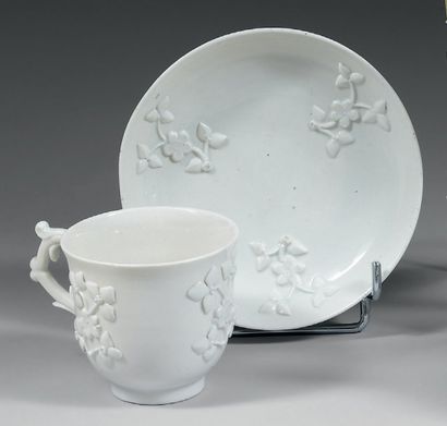 null Chantilly Tasse et sa soucoupe en porcelaine tendre à émail stannifère à décor...