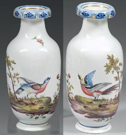 null Mennecy Paire de vases de forme balustre à col renversé à décor polychrome d'oiseaux...