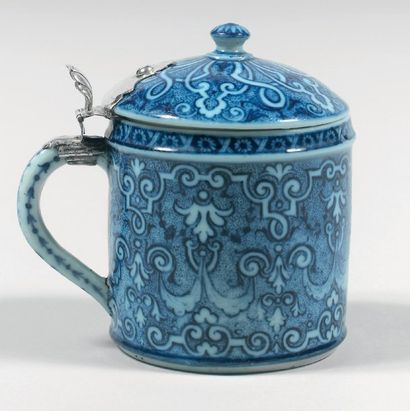 null Rouen Exceptionnel moutardier couvert en porcelaine tendre de forme cylindrique,...