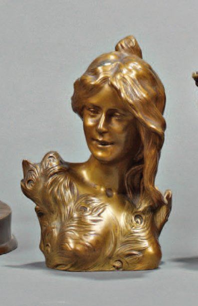 Léopold SAVINE (1861-1934) Buste de femme aux cheveux dénoués Statuette en bronze...