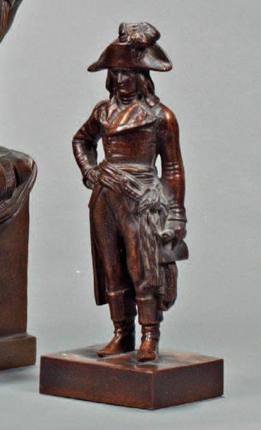 null Statuette en bronze à patine mordorée représentant Bonaparte. XIXe siècle. Haut....