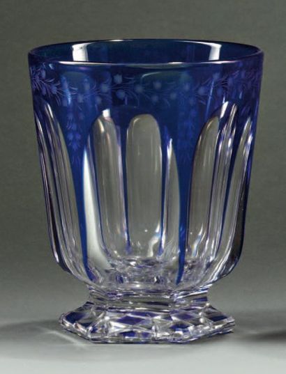 null Verre à pans en cristal taillé overlay bleu orné de fleurs. XIXe siècle.