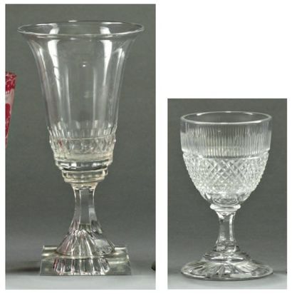 null Vase tulipe en cristal taillé. XIXe siècle. Et verre à pied en cristal taillé....