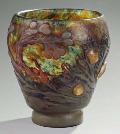 Gallé Vase en verre multicouche avec paillons dorés, orné d'algues et coquillages....