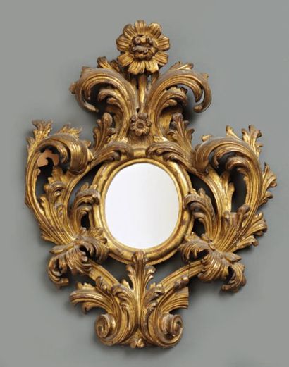 null Petit miroir rond dans un encadrement en bois redoré richement sculpté de feuillages...