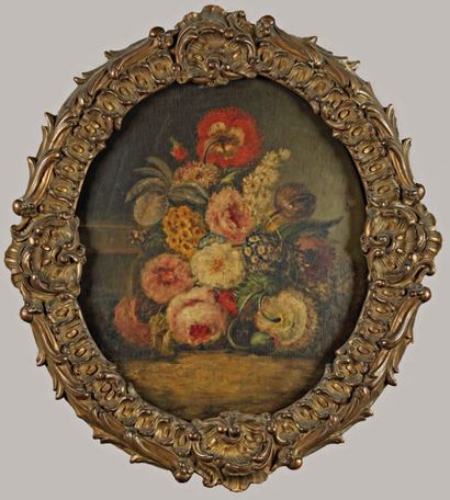 École française du XVIIIe siècle Jeté de fleurs Huile sur panneau ovale. Cadre doré...