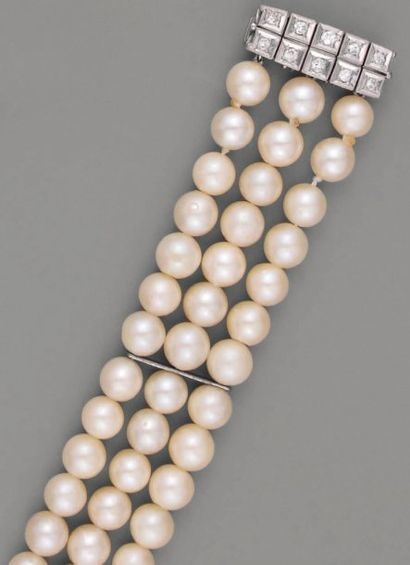 null Bracelet choker, formé de trois rangs composés chacun de 21 perles de culture,...