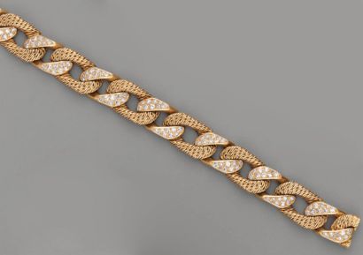 null Bracelet souple en or jaune, de modèle semblable au collier décrit sous le numéro...