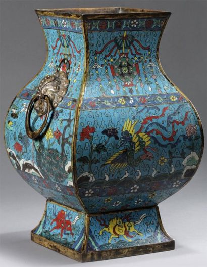 null Vase rituel de forme archaïsante fanghu, en bronze et émaux cloisonnés polychromes...