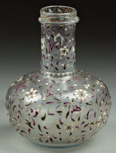 Émile GALLÉ (1846-1904) Flacon en verre émaillé à décor persan de fleurettes blanches...