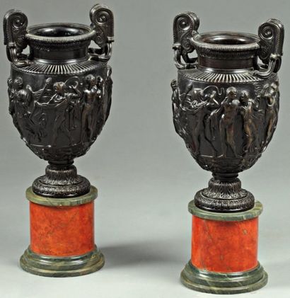 null Paire de vases balustre ovoïde à piédouche en bronze patiné orné d'une frise...