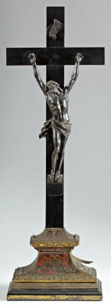 null Crucifix janséniste en bronze patiné sur une croix en ébène reposant sur une...