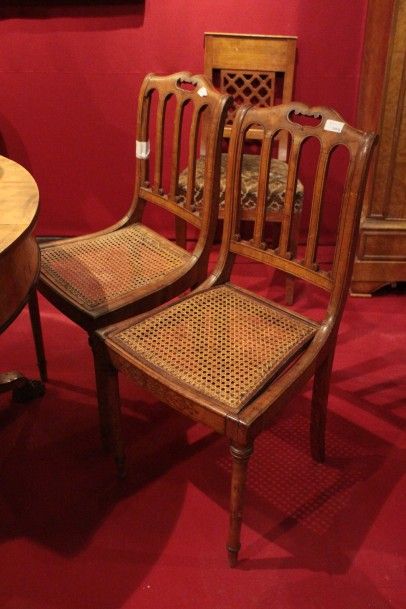 null Suite de quatre chaises cannées en placage de bois clair à filets de bois teinté,...