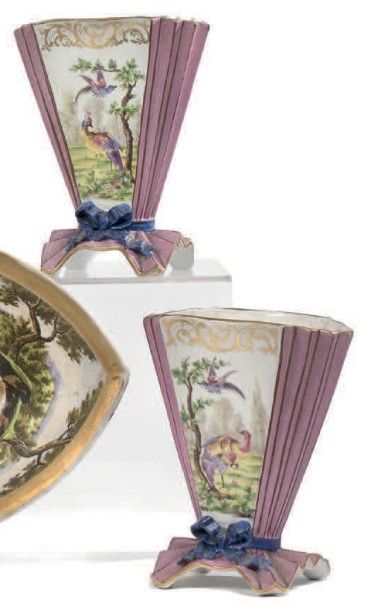 null Paire de vases cornet en porcelaine violine à décor de fleurs et oiseaux polychrome,...