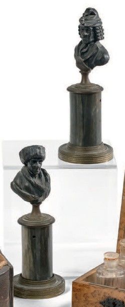 null Paire de bustes en bronze représentant Voltaire et Rous­seau, montés sur socle...