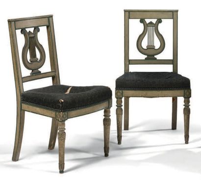 null Paire de chaises à dossier lyre en bois laqué vert et rechampi, pieds antérieurs...