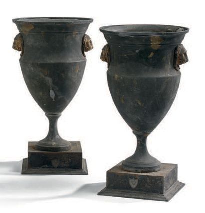 null Paire de vases Médicis en tôle peinte, base carrée, anses à mufles de lion dorés.
Première...