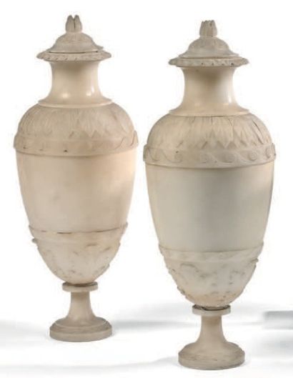 null Paire de vases balustre couverts, en albâtre à décor de frises et acanthes.
Milieu...
