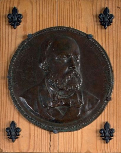  HENRI, Comte de Chambord Grand médaillon en bronze à patine brune, de forme ronde,...
