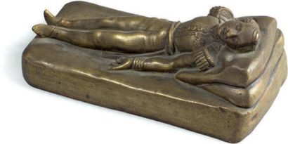 null FERDINAND, duc d'Orléans
Statuette en bronze doré, de forme rectangulaire, représentant...