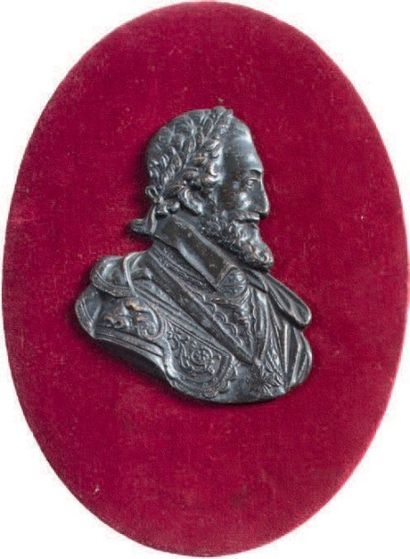 null HENRI IV, roi de France
Médaillon à suspendre en bronze à patine brune, représentant...