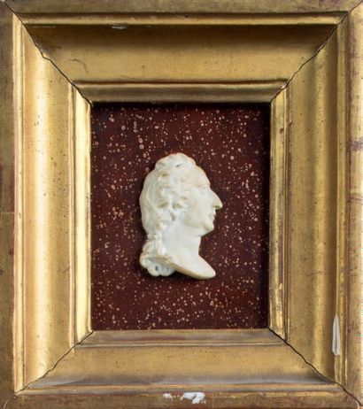 null LOUIS XV, roi de France
Médaillon en biscuit représentant un profil du souverain...