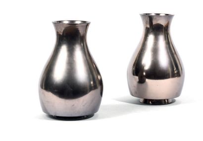 Ron ARAD & COR UNUM (éditeur) 
Paire de vases réversibles «Jive», modèle créé en...