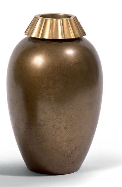 Evan JENSEN (1888-1978) 
Paire de vases ovoïdes à col rainuré en bronze à patine...