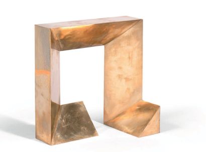 null Sculpture géométrique figurant un carré ouvert en métal doré, signée sur le...