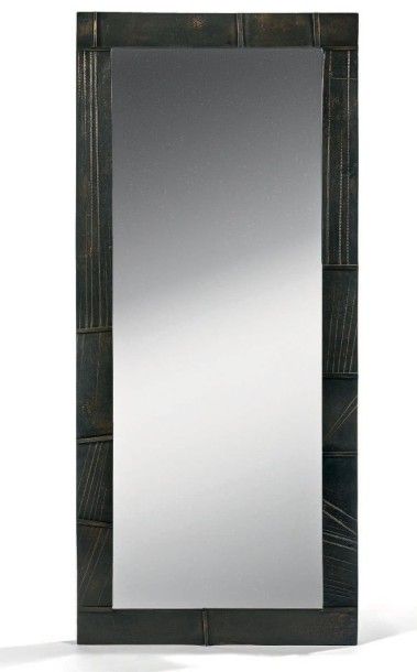 Laurence MONTANO (1954) 
Miroir rectangulaire en bronze à décor de stries.
Pièce...