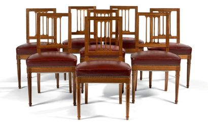 TRAVAIL FRANÇAIS VERS 1950 
Suite de huit chaises en acajou blond à dossier droit...