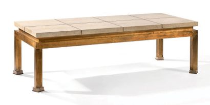 TRAVAIL FRANÇAIS 
Table basse à plateau rectangulaire en marbre beige creusé de filets...
