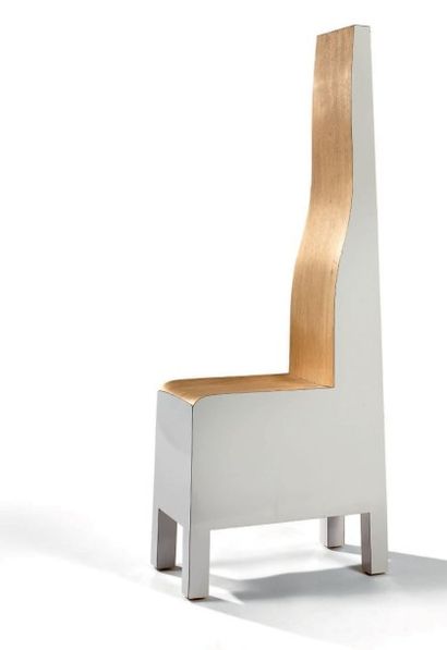 Chanan DE LANGE (1955) 
Chaise «White Obelisk» à assise étroite et haut dossier mouvementé...