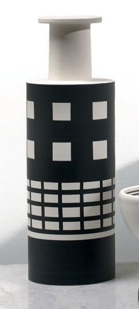 ETTORE SOTTSASS (1917-2007) 
Vase rouleau en céramique blanche à décor de cube noir.
Édition...