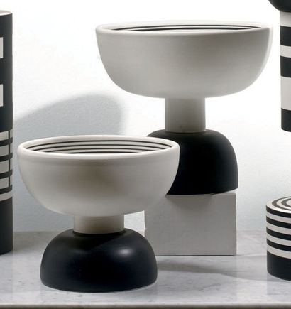 ETTORE SOTTSASS (1917-2007) 
Deux coupes rondes en céramique noire et blanche.
Édition...