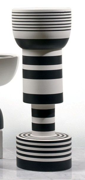 ETTORE SOTTSASS (1917-2007) 
Vase à long col en céramique noire et blanche.
Édition...