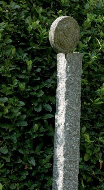 Lambert ROCOUR (né en 1946) 
Totem
Sculpture en pierre granitique.
Haut. 220 cm