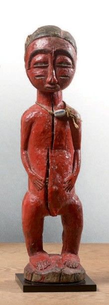 null Statuette d'homme en bois peint en rouge, les mains posées sur le ventre.
Haut....