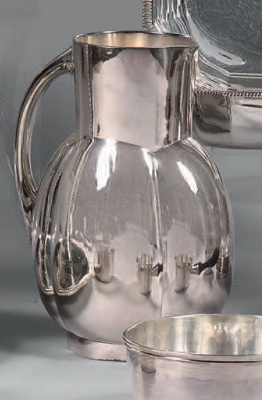 GALLIA Pot à eau à côtes de melon en métal argenté.
Vers 1940.
Haut. 21 cm
