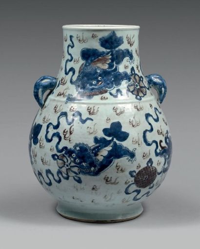 CHINE Vase Hu en porcelaine à décor en bleu et rouge de cuivre sous couverte de lions...