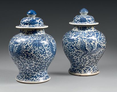 CHINE Paire de potiches balustre couvertes en porcelaine blanche à décor bleu d'oiseaux...