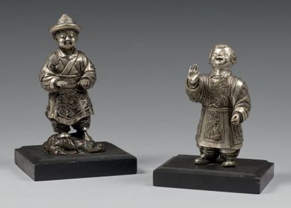 CHINE Deux statuettes en métal argenté représentant deux enfants chinois en habits...