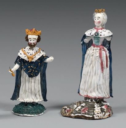 null Deux statuettes en verre filé polychrome représentant un roi et une reine.
Nevers,...