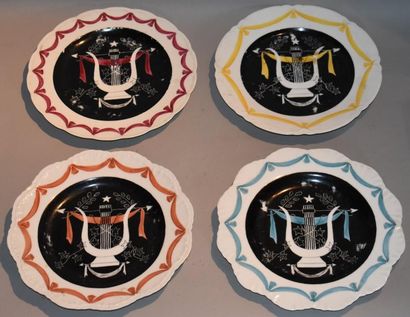 null PRIMAVERA : Quatre assiettes en porcelaine à décor de lyres. Marque au revers....
