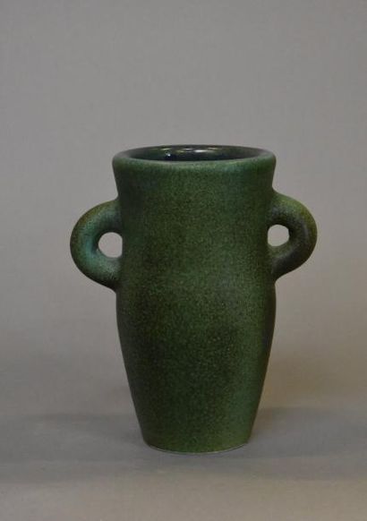 null Suzanne RAMIE (1907-1974) Vase à deux anses modèle "oreilles" en faïence verte....