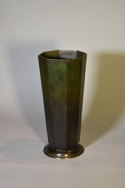 null Vase de forme octogonale sur piédouche en bronze à patine médaille. Marque sous...