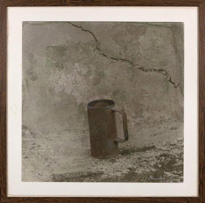 null John STEWART (né en 1919) Le Pot de fer. Photographie signée en bas à droite...