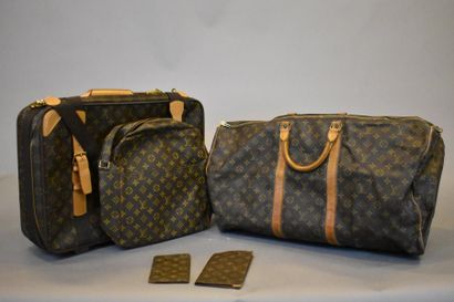 null VUITTON : Valise, sac de voyage, une sacoche et deux porte-feuilles en toile...