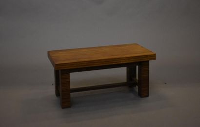 null Table basse de forme rectangulaire en assemblage de bois clair alterné avec...